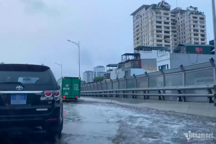Tình trạng ùn tắc cũng xảy ra tại đường Trường Chinh, dòng ô tô xếp hàng từ 15- 20 phút mới di chuyển được đến Ngã Tư Sở. Tại chiều ngược lại, lượng phương tiện dồn từ đường Nguyễn Trãi về Trường Chinh gia tăng đột biến.