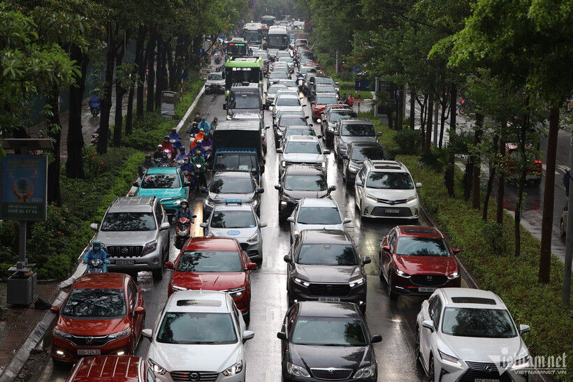 Cán bộ, chiến sĩ của Đội CSGT đường bộ số 3 (Phòng CSGT Công an TP Hà Nội) phải phân luồng vất vả. Nguyên nhân ùn tắc tại tuyến đường này do một số đoạn đường vành đai 2 trên cao bị ngập úng nên ô tô di chuyển chậm hoặc không lên đường trên cao.