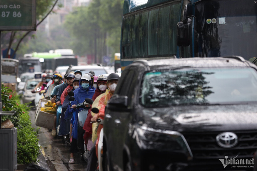Hà Nội ùn tắc kéo dài, người dân chật vật di chuyển giờ cao điểm - 7
