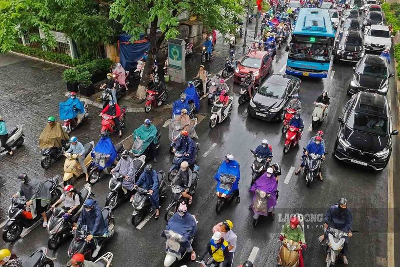 Tại đường Đào Tấn, giao thông ùn tắc theo hướng đi quận Ba Đình, dòng phương tiện ùn kéo dài, nhiều người đi xe máy phải đi lên vỉa hè.