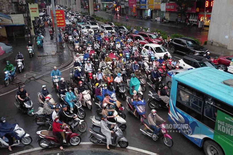 Hà Nội ùn tắc kéo dài, người dân chật vật di chuyển giờ cao điểm - 12