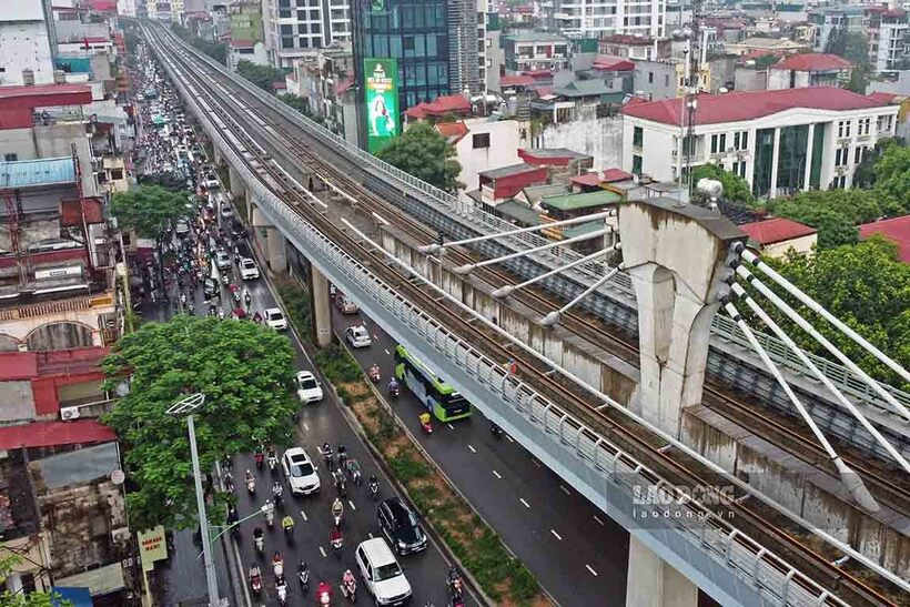 Hà Nội ùn tắc kéo dài, người dân chật vật di chuyển giờ cao điểm - 11
