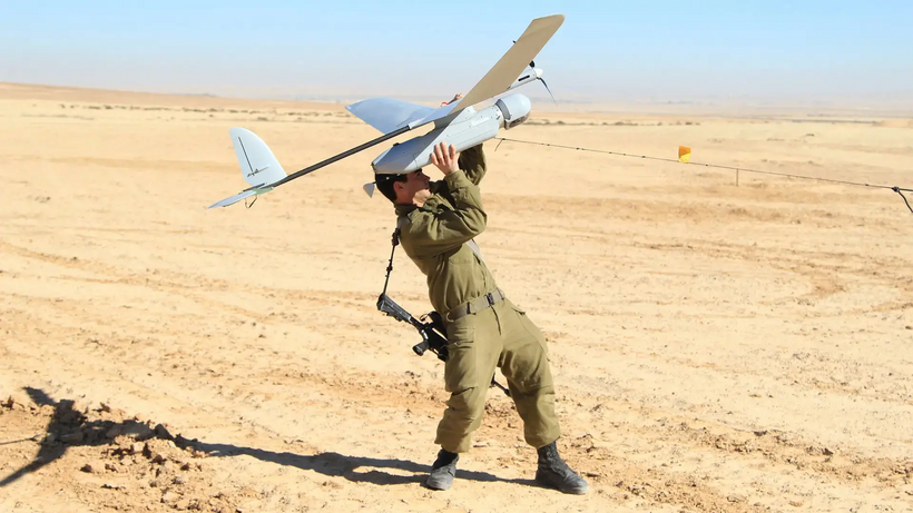 Một thành viên của Lực lượng Phòng vệ Israel (IDF) phóng máy bay không người lái giám sát Skylark. Ảnh: IDF