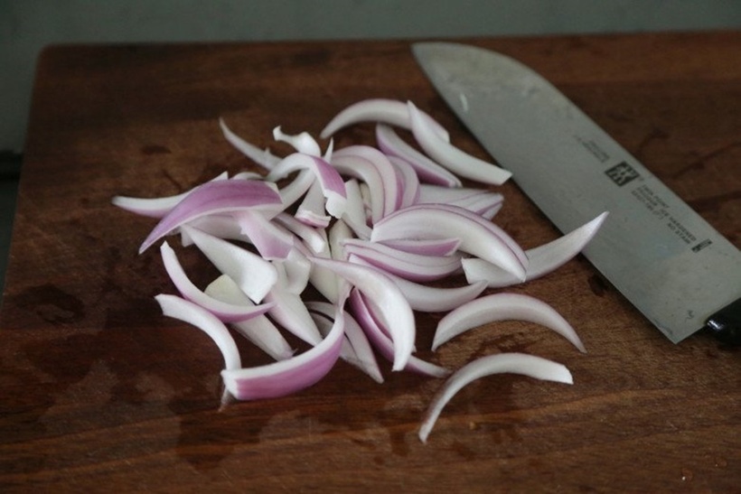 Hành tây bóc vỏ, cắt nhỏ.