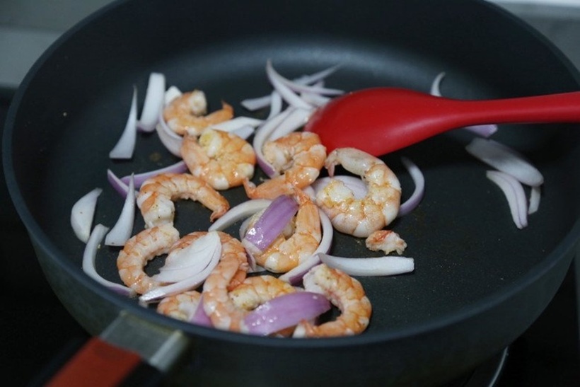 Chiên tôm cho đến khi tôm chín tới, chuyển sang màu hồng đỏ rồi cho hành tây vào, xào vài lần rồi cho ra đĩa.