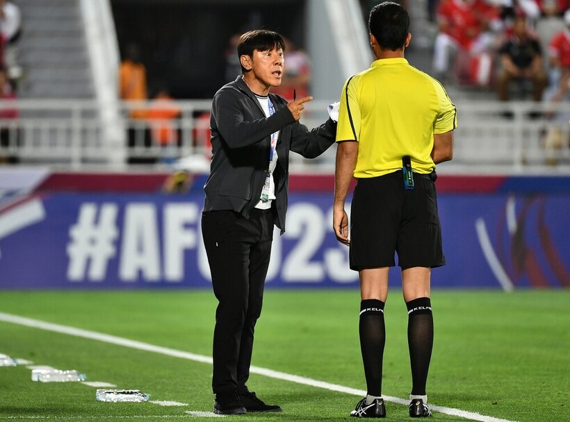 HLV Shin Tae-yong bất mãn khuyên trọng tài nên giải nghệ. Ảnh: Báo Tiền phong.