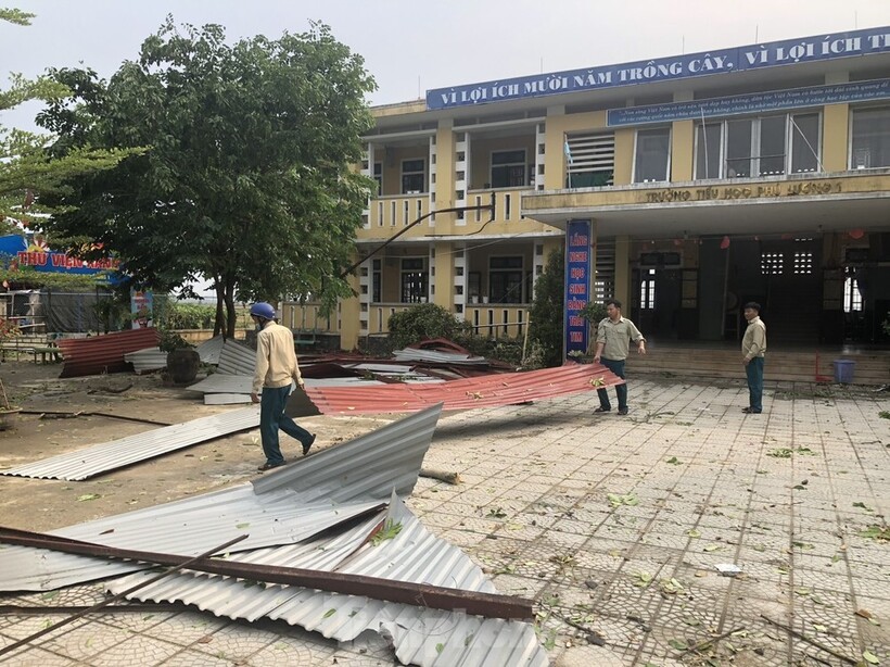 Mái tôn trong trường bị thổi bay. (Ảnh: Giao thông)