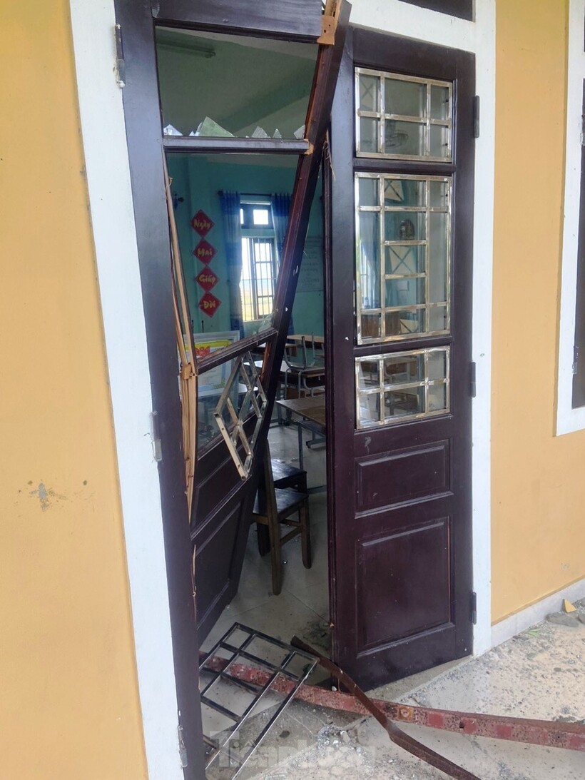 Cửa chính phòng học bị hư hỏng. (Ảnh: Tiền phong)