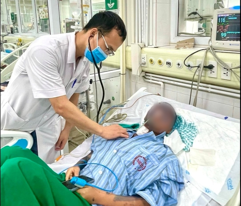 Bác sĩ thăm khám cho bệnh nhân. Ảnh: Đại Đoàn Kết