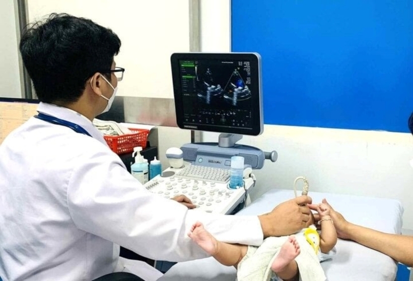 Qua siêu âm tim sàng lọc, bác sĩ phát hiện bệnh nhi bị dị tật tim khi có 3 buồng nhĩ hiếm gặp. Ảnh: VTC News