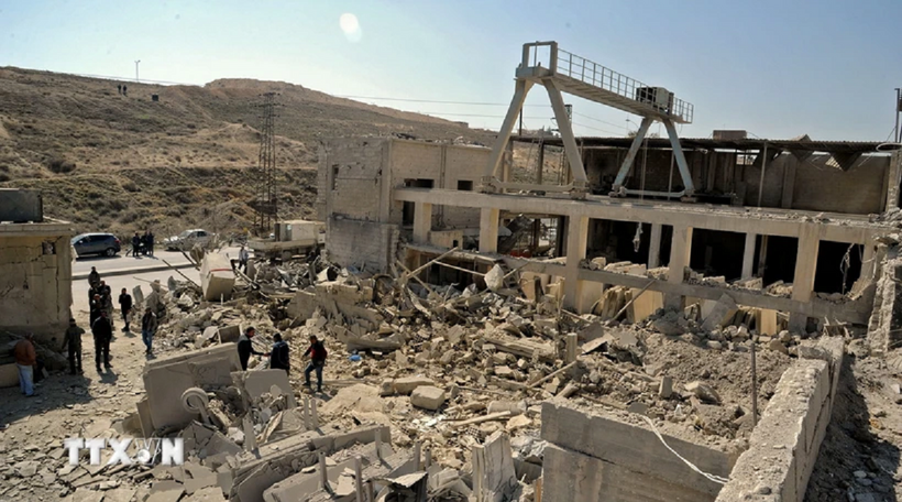 Hiện trường một vụ tấn công bằng tên lửa của Israel xuống khu vực gần thủ đô Damascus.