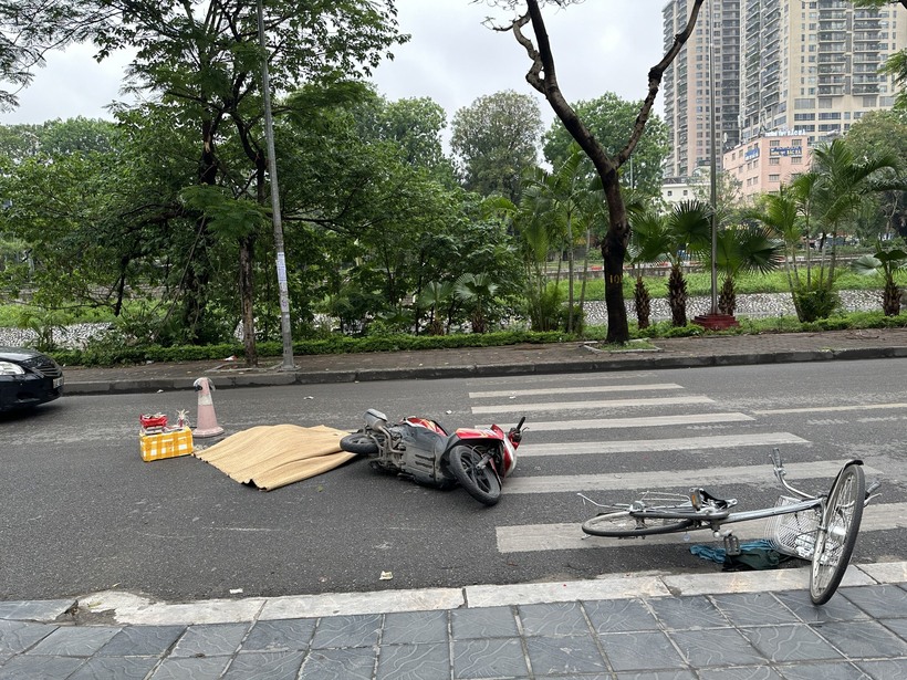 Hiện trường vụ va chạm với xe đạp, người phụ nữ đi xe máy tử vong. (Ảnh: GT)