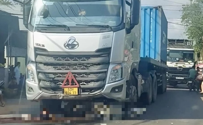Hiện trường vụ người đàn ông tử vong dưới gầm xe đầu kéo. (Ảnh: Báo Đồng Nai)