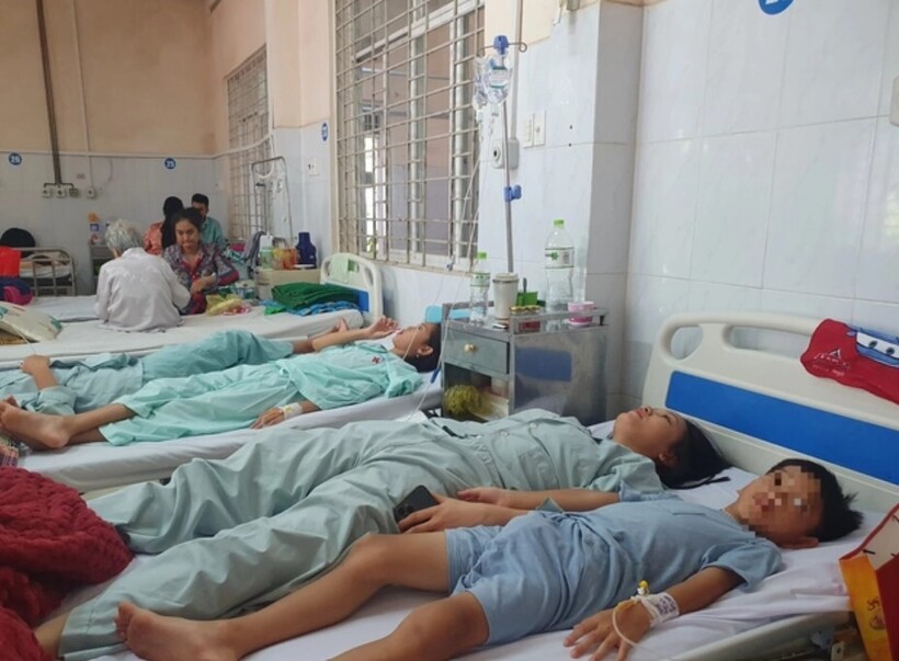Các bệnh nhân đang điều trị tại Bệnh viện Đa khoa khu vực Long Khánh. Ảnh: Báo Người lao động.