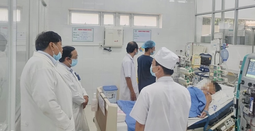 Các bác sĩ Bệnh viện Nhi đồng 1 và Bệnh viện Nhi đồng Đồng Nai hội chẩn về các ca ngộ độc nặng. (Ảnh: Báo Đồng Nai)