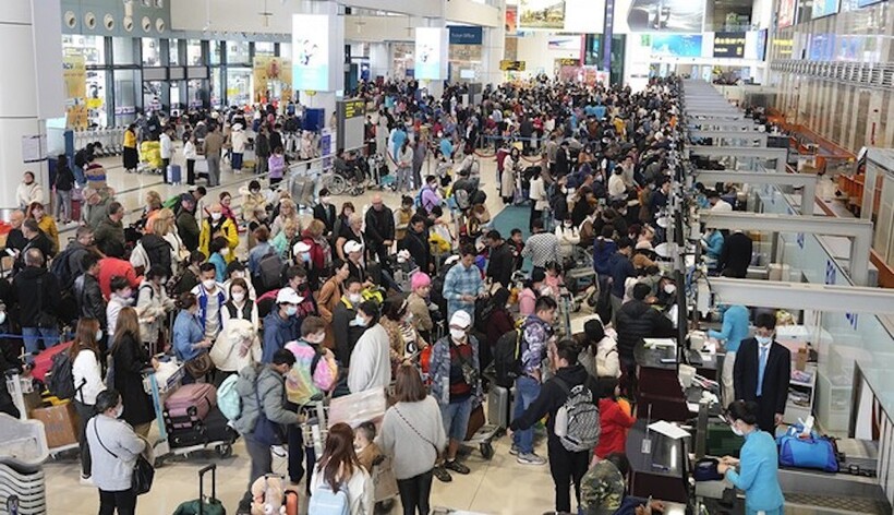 Hành khách làm thủ tục tại Cảng hàng không Quốc tế Nội Bài