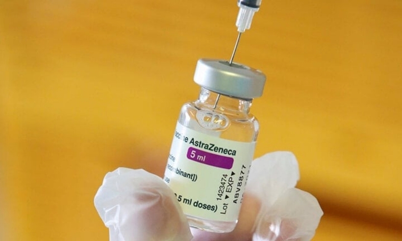 AstraZeneca từng thông báo về việc vaccine của hãng có thể gây một số tác dụng phụ hiếm gặp như giảm tiểu cầu, hình thành cục máu đông nhưng hiện tượng này "cực kỳ hiếm". Ảnh minh họa