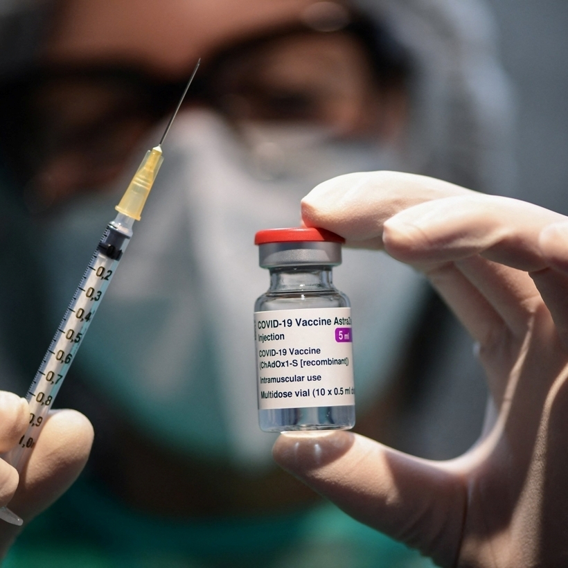 Người dân đã tiêm vaccine ngừa COVID-19 của AstraZeneca không nên quá hoang mang, lo lắng về tác dụng phụ của vaccine. Ảnh minh họa: Getty