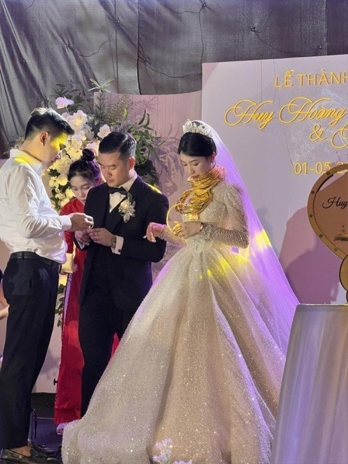 Dù chưa biết chính số kiềng vàng cô dâu đeo trên người có giá trị bao nhiêu, nhưng cư dân mạng đếm vội khoảng 30 chiếc kiềng nhẩm ra cũng hơn 1,3 tỷ đồng.