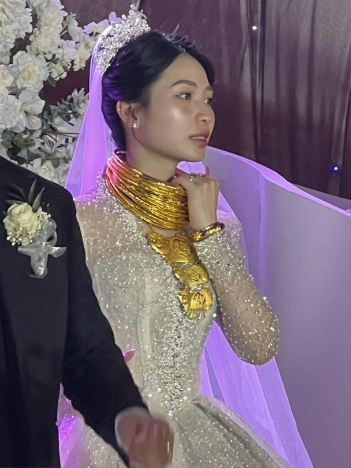Ngoài việc ấn tượng với lượng vàng khủng, nhiều người cũng phải công nhận cô dâu rất xinh đẹp.