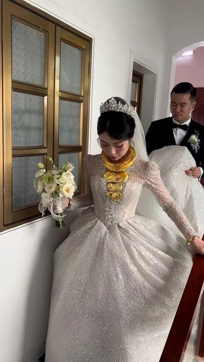 Đám cưới của chú rể Huy Hoàng (Hà Tĩnh) và cô dâu Minh Tâm (Phú Thọ) vào ngày 1/5 vừa qua khiến nhiều người chú ý. Cô dâu sở hữu nhan sắc xinh đẹp, ấn tượng, đeo vàng kín cổ, cổ tay cũng như các ngón tay.