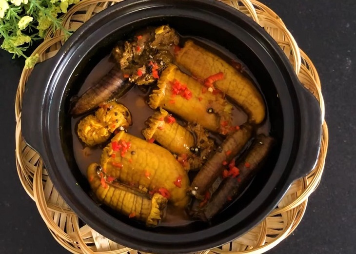 Trứng cá kho nghệ là món ăn dân dã nhưng vô cùng hấp dẫn với hương vị béo bùi của trứng cá quyện cùng vị cay nồng của ớt và màu vàng đẹp mắt của nghệ