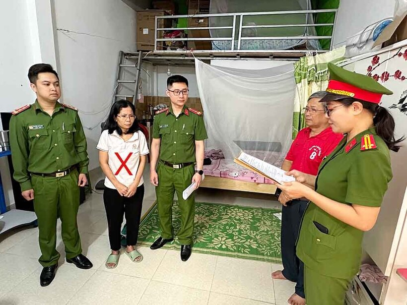 Cơ quan CSĐT Công an tỉnh Sơn La tổ chức thi hành các quyết định tố tụng đối với Nguyễn Thị Thanh. Ảnh: Công an tỉnh Sơn La.