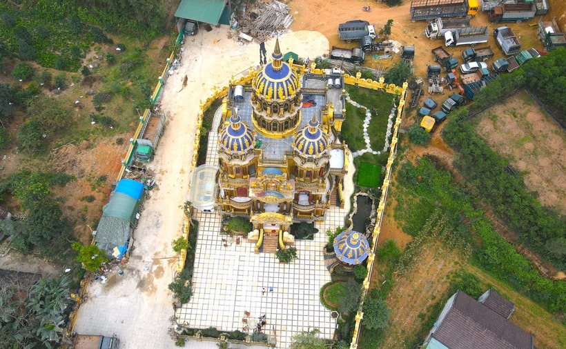 Tòa lâu đài của anh Thoan tọa lạc cạnh quốc lộ 7A, xóm 12, xã Mỹ Thành, huyện Yên Thành, Nghệ An.
