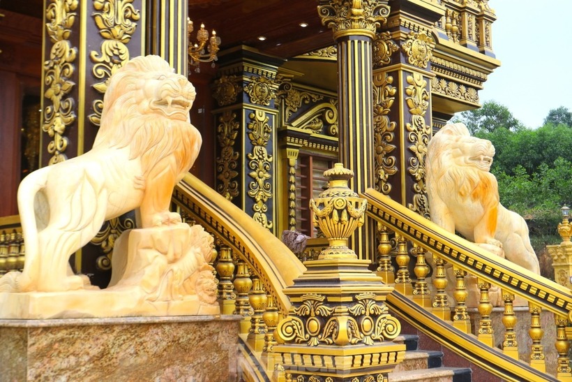 Công trình thiết kế theo kiến trúc Pháp, tông màu chủ đạo là vàng đồng và tím xanh.