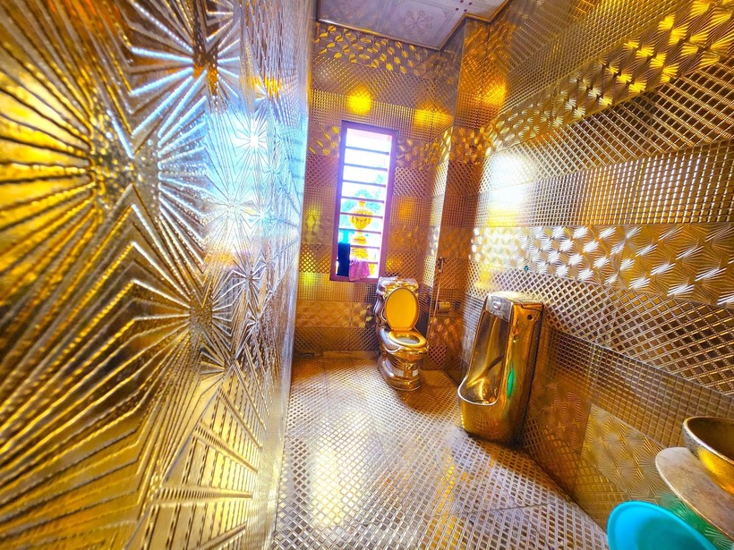 Các tầng đều được bố trí phòng vệ sinh. Trong đó tầng 1 các phụ kiện được dát vàng công nghiệp và vàng 24k.