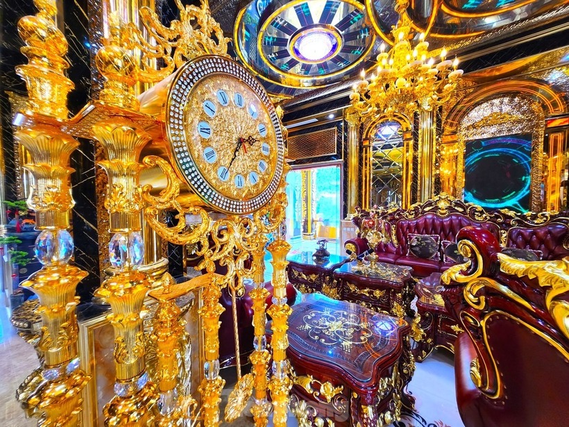 Nội thất sang trọng được dát vàng của tòa lâu đài