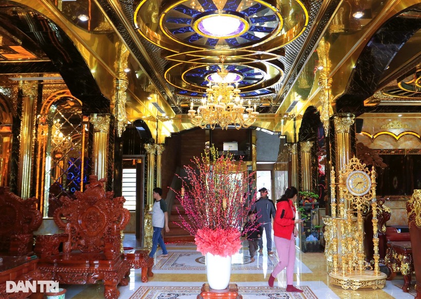 Nhiều du khách đến thăm quan tòa lâu đài