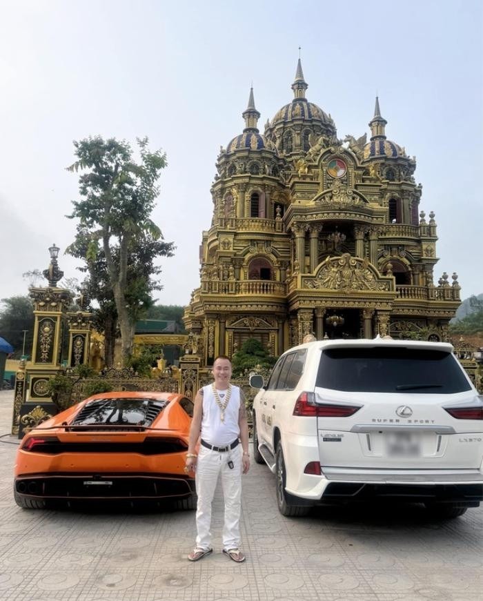 Đại gia Nguyễn Vĩnh Thoan bên Lamborghini mới tậu và Lexus 570 biển tứ quý.