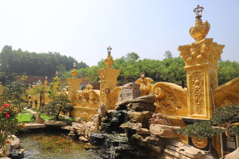 Phần tường bao xung quanh lâu đài cao hơn 2 m, được thiết kế cầu kỳ, đắp phù điêu và hoa văn cách điệu, xung quanh có hồ nuôi cá cảnh.