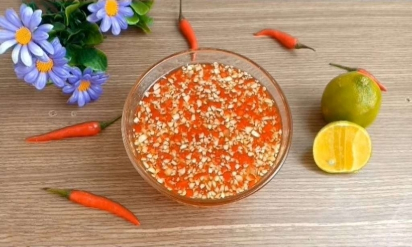 Nước mắm chua ngọt có thể ăn kèm nhiều món khác nhau. Ảnh minh họa