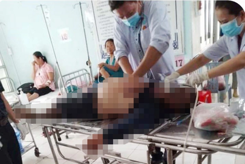 Các bác sĩ cấp cứu nhưng nạn nhân không qua khỏi. Ảnh: Dân Trí.