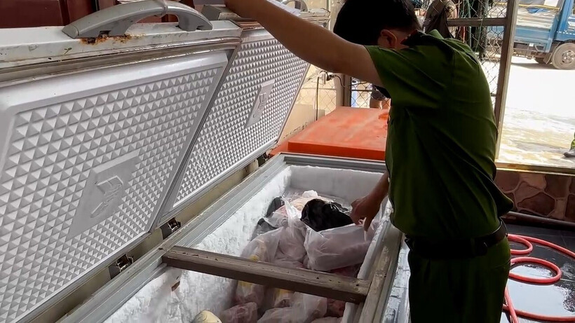 Lực lượng chức năng kiểm tra kho đông lạnh, phát hiện 2,4 tấn gà đông lạnh không rõ nguồn gốc. Ảnh: Báo Công lý.