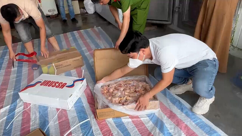 Số hàng hóa này được bọc trong các túi nilong đựng trong thùng carton giấy có ghi nhãn bằng tiếng nước ngoài. Ảnh: Báo Công lý.