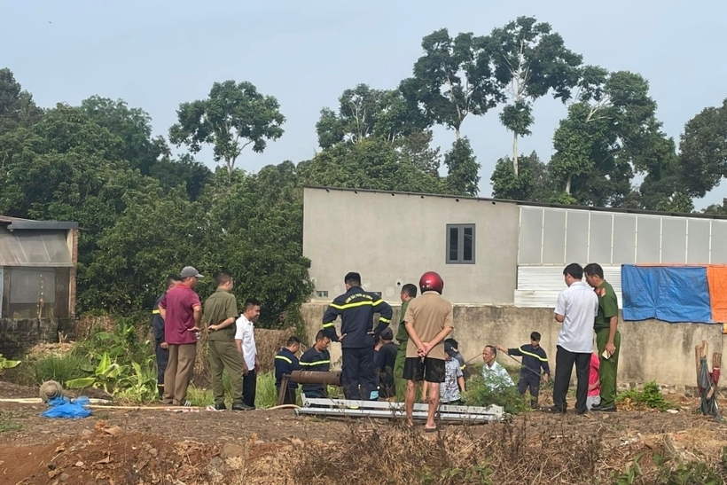 Lực lượng cảnh sát xuống chiếc giếng nghi ngờ để tìm kiếm cháu T.M.P. Ảnh: VietNamNet