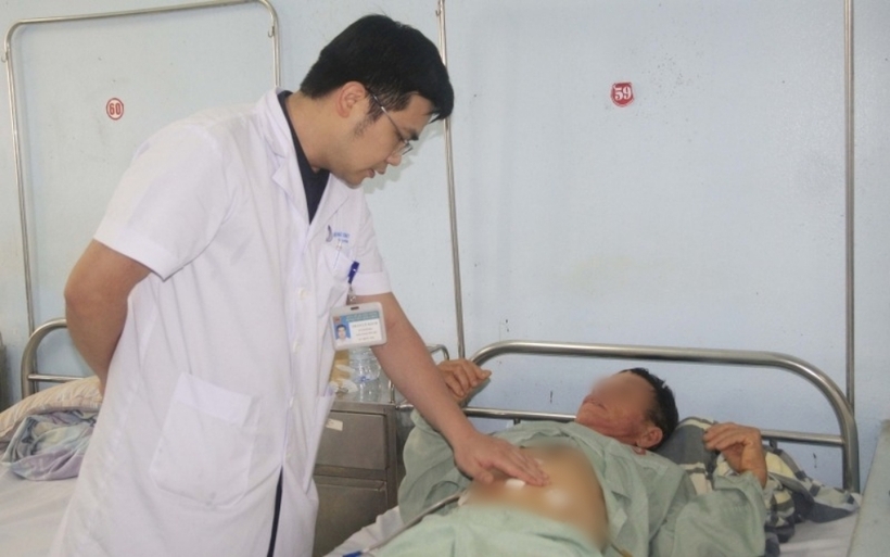 Các bác sĩ khoa Ngoại tổng hợp Bệnh viện Bãi Cháy vừa phẫu thuật nội soi thành công cắt nhiều nang hai thận kích thước lớn chèn ép hai thận cho người bệnh. Ảnh: VTV Times