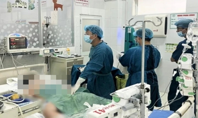 Một học sinh được điều trị tại Bệnh viện Nhi đồng Đồng Nai. Ảnh: Tri Thức