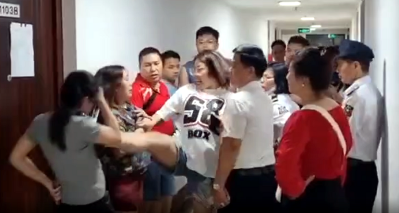 Người phụ nữ đạp cư dân. Ảnh: Báo Giao thông.