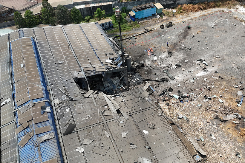 Hiện trường vụ nổ lò hơi tại Công ty gỗ Bình Minh. (Ảnh: Tuổi trẻ)