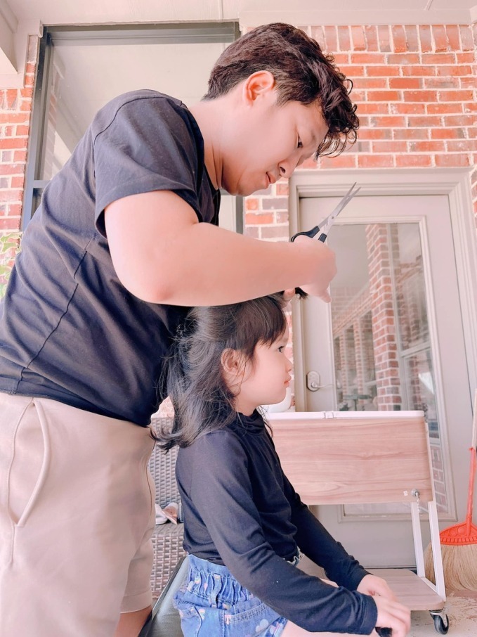 Cặp đôi trước đó từng giấu kín hình ảnh con gái đầu lòng trong thời gian dài. Ảnh: Phụ nữ mới