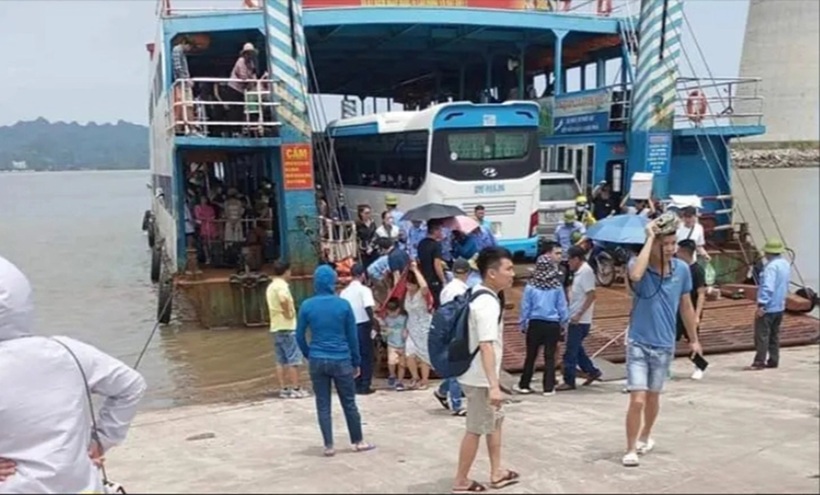 Phà HP 2733 đã cập bến an toàn và đưa nạn nhân đi cấp cứu kịp thời. Ảnh: Báo Giao thông.