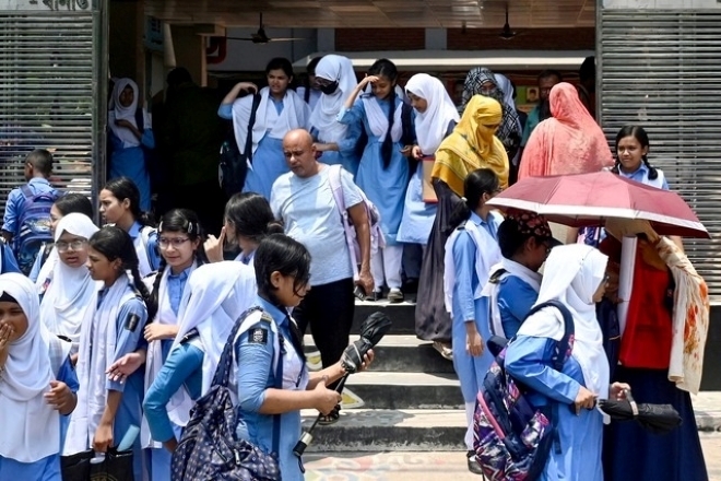 Học sinh rời khỏi trường trong thời tiết nóng nực ở thủ đô Dhaka của Bangladesh vào ngày 28/4. Ảnh: AP