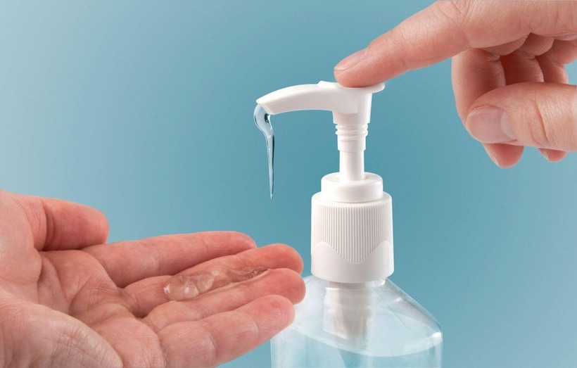 Nước rửa tay khô là sản phẩm hữu ích giúp diệt khuẩn khi không có sẵn xà phòng và nước. Tuy nhiên, cần sử dụng sản phẩm đúng cách và thường xuyên dưỡng ẩm da tay để bảo vệ da. Ảnh minh họa