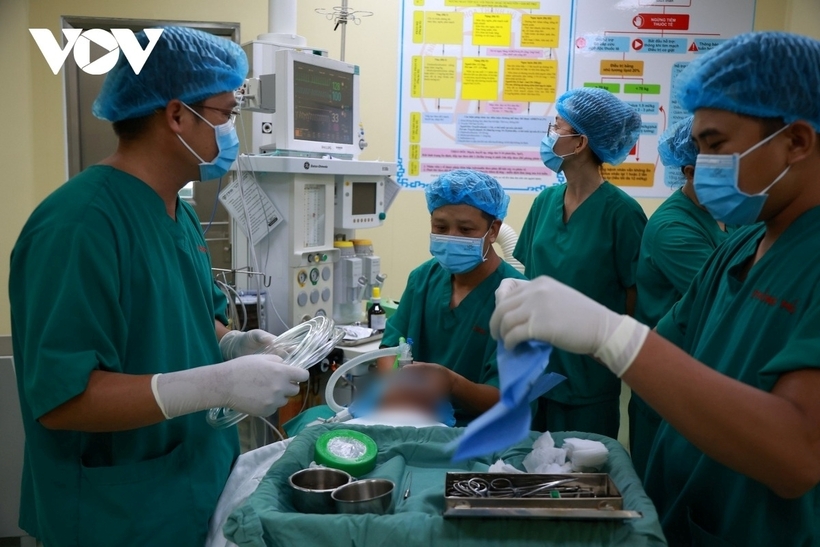 Các bác sĩ tiến hành lấy ấu trùng ra khỏi tai bé gái. Ảnh: VOV