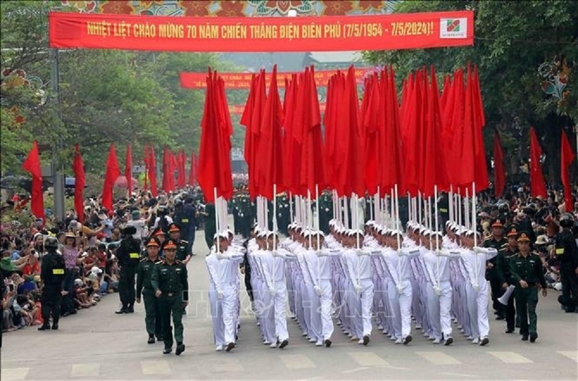 Khối Hồng kỳ tham gia diễu hành trên đường phố. Ảnh: Trung Kiên/TTXVN