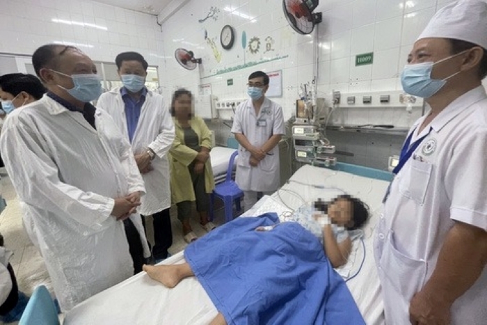 Đoàn công tác của Bộ Y tế đến thăm các bệnh nhân nặng sau ăn bánh mì đang điều trị tại Bệnh viện Nhi đồng Đồng Nai. Ảnh: Tuổi trẻ